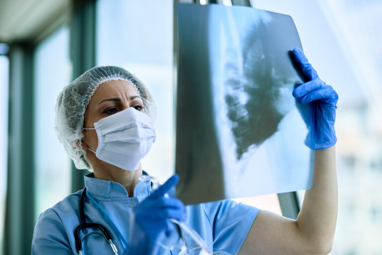Differentiating Between Bronchitis and Pneumonia: Symptoms, Recovery, and Doctor Visit Triggers